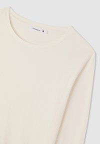 T-shirt a maniche lunghe color crema realizzato in morbido cotone, con scollatura rotonda e un'etichetta con la scritta "Terranova" e taglia "S".