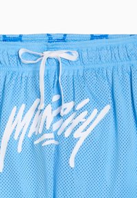 Lichtblauwe netstofshorts met een elastische tailleband, witte trekkoord en een groot wit grafisch tekstenontwerp aan de voorkant.