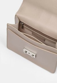 Seidenfelt ROROS UMHÄNGE 21CM - Umhängetasche - light taupe
