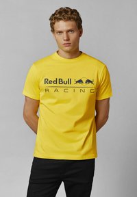 Red Bull Racing x Pepe Jeans RED BULL RACING LOGO DRIVER TEE - Majica kratkih rukava s printom - yellow