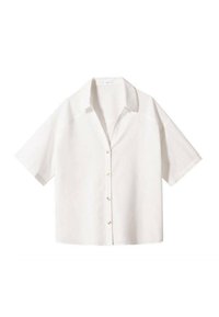 Chemise blanche à manches courtes en tissu léger, dotée d'un col à revers et de cinq boutons crème sur le devant. Design simple et épuré.