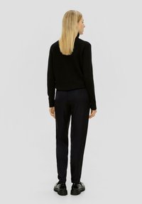 s.Oliver REGULAR - Teplákové kalhoty - schwarz