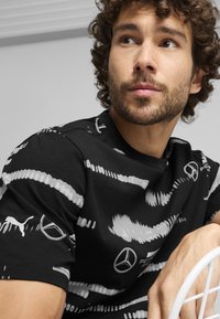 Puma MERCEDES-AMG PETRONAS F1® LOGO - T-shirt med print - black