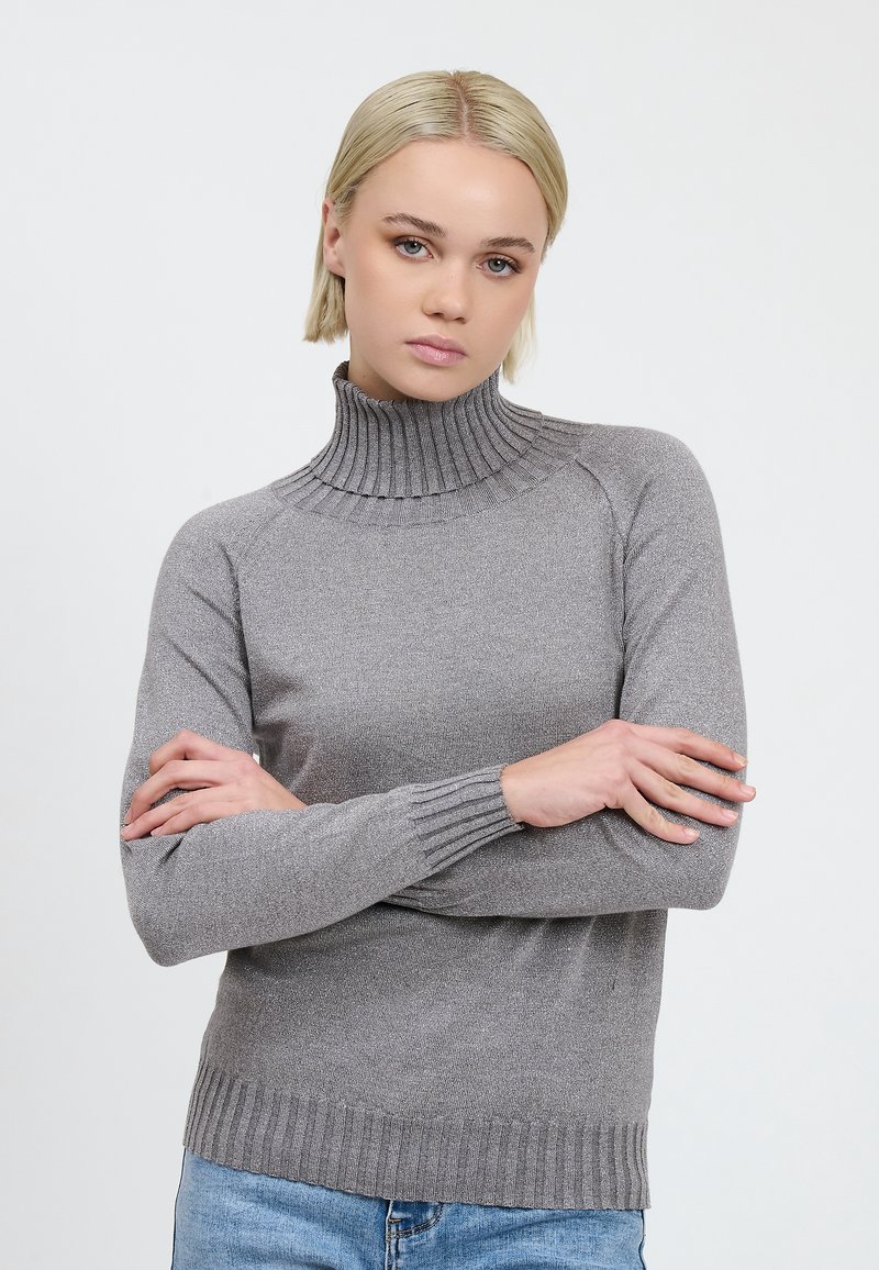 Maglione grigio a collo alto con texture a coste, maniche lunghe e design aderente. Caratterizzato da un collo alto e orlo a coste.