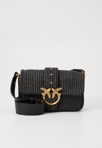 Zwarte geweven crossbodytas met een brede leren schouderband, gouden vogelvormige sluiting en gouden studversieringen op de voorflap.