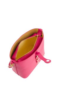 Roze leren handtas met een gestructureerd oppervlak, gouden hardware, een open bovenkant en een contrasterende gele binnenkant. Heeft een ritszak.