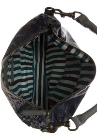 Svart och grå texturerad läderhandväska med ett randigt tyginteriör. Dragkedjestängning och metalldetaljer. Axelkedja ingår.