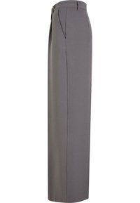Pantalon gris taille haute ajusté, avec passants de ceinture, poches latérales et coupe droite, présenté de profil sur fond blanc.
