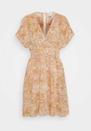 Robe à manches courtes à motifs orange et blanc, col en V, taille cintrée, jupe évasée et fermeture éclair au dos sur fond blanc.