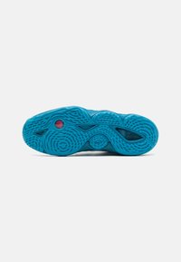 Soletta in gomma blu per sneakers con un motivo testurizzato a onde, un accento circolare rosso e diverse scanalature per una migliore aderenza.