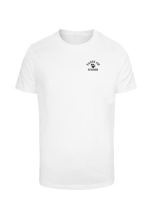 Fehér, rövid ujjú póló kerek nyakkivágással, fekete felirat "A NYÁR ÍZE" és kis levél grafika a bal mellrészen.