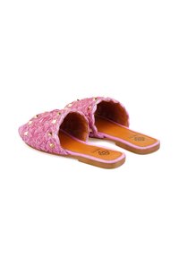 Roze geweven muiltjes met een open achterkant, voorzien van gouden piramide studs. Gladde bruine binnenzool en lichtbruine houten buitenzool. Casual en gestructureerd ontwerp.