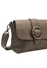 Sac en cuir de couleur marron clair avec une finition texturée, doté d'une fermeture à rabat et d'un accent circulaire doré à l'avant. Bandoulière réglable.