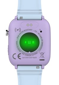 Reloj inteligente morado con una banda azul clara, que cuenta con resistencia al agua IP68, un sensor redondo verde en la parte posterior y varios detalles impresos.