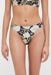 Blommig bikinitrosa med svart bakgrund och stora ljusblå och persikofärgade blommor, gröna blad och en sömlös design.
