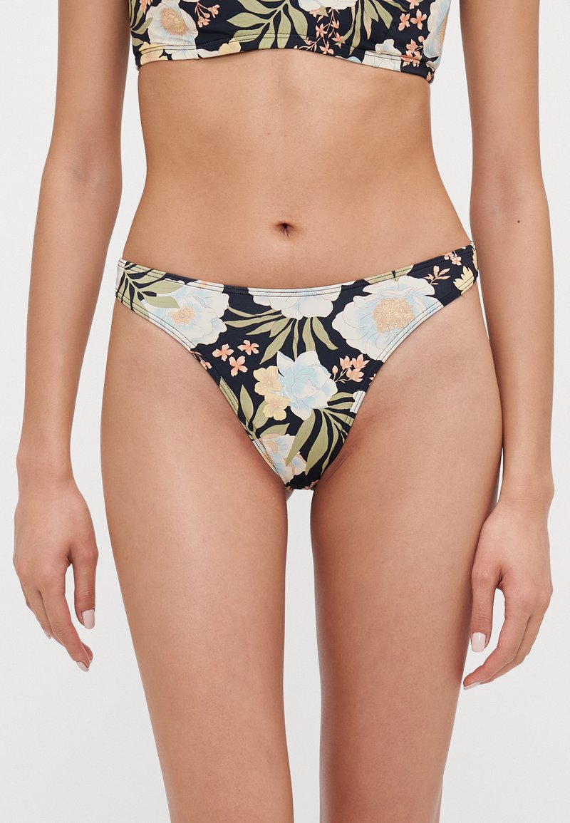 Blommig bikinitrosa med svart bakgrund och stora ljusblå och persikofärgade blommor, gröna blad och en sömlös design.