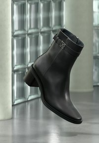 Δεν επιλέχθηκε, triple black