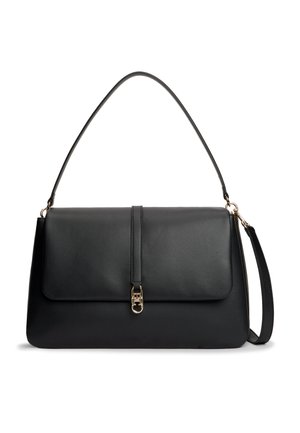 Sac à main en cuir noir avec fermeture à rabat et fermoir doré, avec une poignée courte et une bandoulière réglable et amovible.