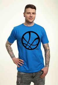 Camiseta azul con un gran gráfico de baloncesto negro en el frente, hecha de tejido ligero; mangas cortas y escote redondo.