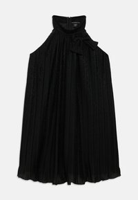 Czarna plisowana sukienka z wysokim dekoltem, ozdobiona kokardą, z zamkiem z tyłu. Wykonana z fakturowanej tkaniny o subtelnym połysku.