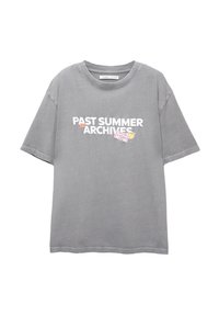 Grå kortærmet t-shirt med hvid tekst "PAST SUMMER ARCHIVES" og små farverige billetter og frugtklistermærker på forsiden.