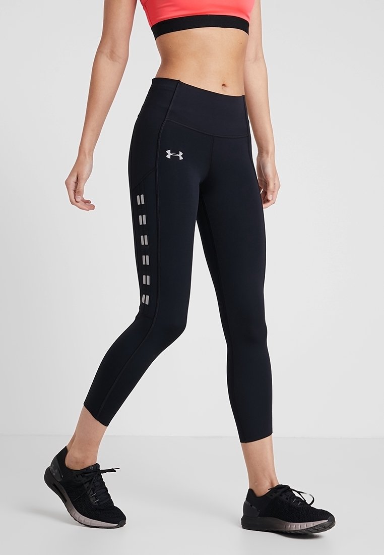 Černé zkrácené legíny s vysokým pasem, vyrobené z elasticického materiálu, s reflexními prvky po stranách a logem Under Armour na přední straně.