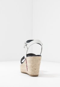 Vita läderkilklacksandaler med espadrille-repdetaljer. Har en rem med ett silverfärgat spänne och en texturerad svart innersula.