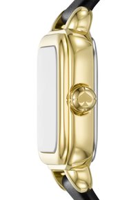 Guldtonad rektangulär klocka med vit urtavla, svart armband och en pokermarkeringsdesign på kronan med ett spadesymbol. Snygg och polerad finish.