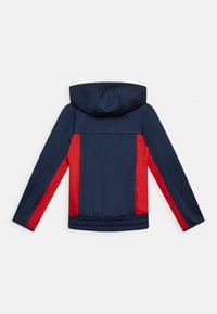 Marineblaue und rote Kapuzenjacke mit langen Ärmeln, elastischem Saum und Farbblockdesign. Glattes, leichtes Material mit einem einfachen Schnitt und einer sauberen Verarbeitung.