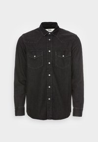 Czarna koszula dżinsowa w klasycznym stylu western, z zatrzaskami, spiczastym kołnierzykiem i dwiema kieszeniami na piersi. Teksturowana tkanina i długie rękawy.