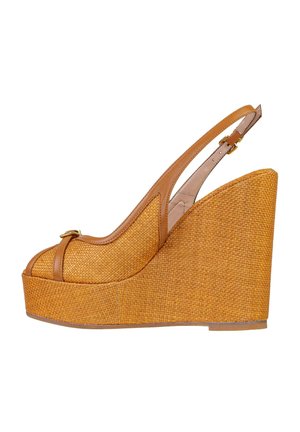 Sandalo con zeppa intrecciato marrone con punta aperta, cinturino alla caviglia e dettaglio di fibbia dorata su sfondo bianco.