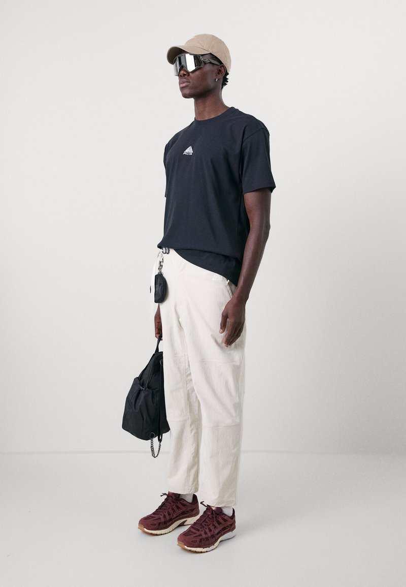 Nike ACG HIKE PANT Stoffhose orewood brown/summit white