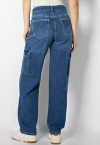 Denim cargo-byxor i medium blå, med hög midja, vida ben, två bakfickor och sidofickor med en avslappnad passform.