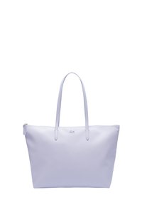 Bolso tote de color lila claro hecho de material suave, con dos asas largas, cierre con cremallera y un pequeño logo en la parte frontal.