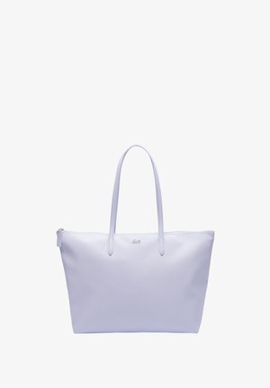 Bolso tote de color lila claro hecho de material suave, con dos asas largas, cierre con cremallera y un pequeño logo en la parte frontal.