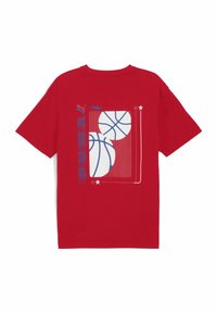 Rød bomulds t-shirt med et grafisk design af to hvide basketballer omkranset af blå, med lodrette linjer og små stjerner.