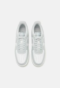 Nike Sportswear AIR FORCE 1 07 LV8 - Sneakers low - light silver/light pumice