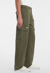 Guess Jeans MENS CARGO - Kapsáče - olivgrün
