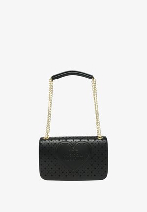 Borsa Moschino Black Love con piccoli motivi a cuore, logo a cuore in rilievo e tracolla a catena dorata con spallina nera.