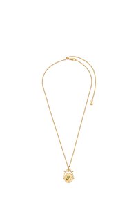Gouden ketting met een ronde, gekleurde hanger met een groene letter "T" en steraccenten, bevestigd met een veersluiting.