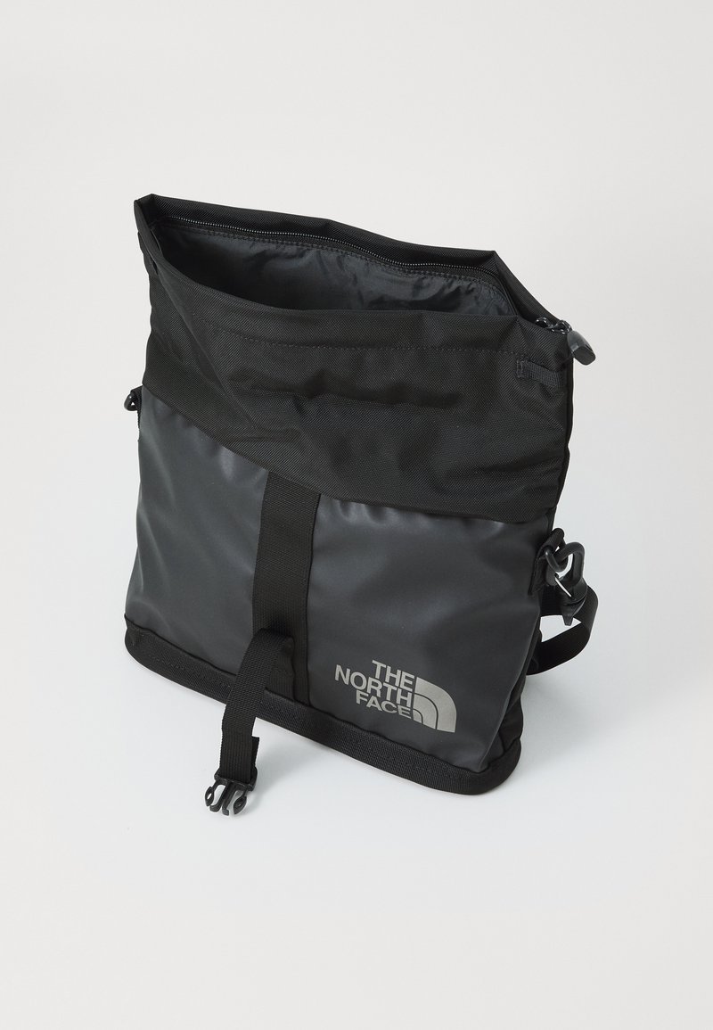 bag the north face zip top