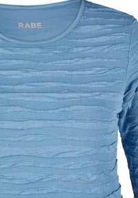 Hellblaues Langarmoberteil mit strukturierten horizontalen Streifen und rundem Halsausschnitt, innen am Kragen mit dem Markennamen "RABE" versehen.