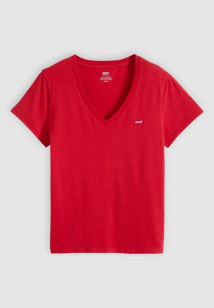 T-shirt rouge à manches courtes et col en V de Levi's avec une petite étiquette logo sur le côté gauche de la poitrine, posé à plat sur un fond gris clair.