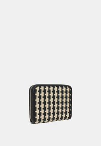 Portefeuille tissé présentant un motif géométrique noir et crème, avec fermeture zippée et texture solide. Forme rectangulaire compacte avec bords renforcés.
