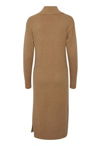 Largo vestido de punto color camel con cuello alto, puños acanalados y cortes laterales. Textura suave, silueta ajustada, diseño de longitud media.