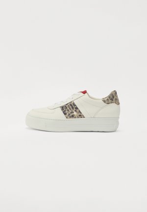 Biały niski trampek z akcentami w panterkę na pięcie i bocznej panelu, białe sznurowadła oraz gruba gumowa podeszwa.