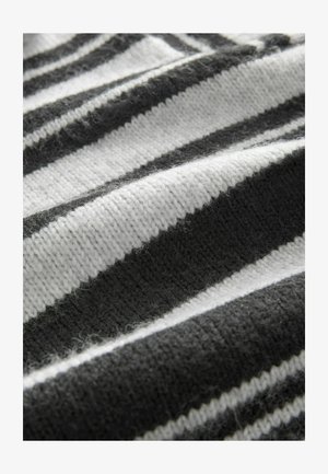 Dzianina w czarno-białe paski, charakteryzująca się miękką teksturą oraz kontrastującymi paskami; widoczny meszek i wzór splotu.