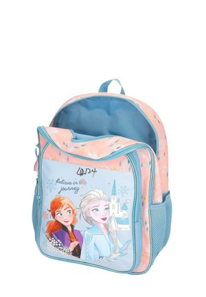 Mochila infantil con personajes de Frozen, Anna y Elsa, en colores azul claro y rosa, con la frase "cree en el viaje" en el bolsillo delantero.