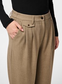 Μπεζ παντελόνι σε στενή γραμμή με υφή στο ύφασμα, δύο πιέτες μπροστά, ζώνη μέσης με κουμπί και πλαϊν ές τσέπες για λειτουργικότητα.