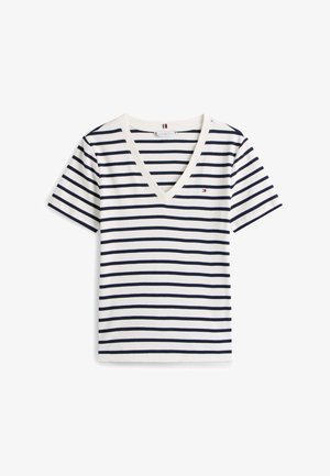 Valge V-kaelusega T-särk, millel on horisontaalsed tumesinised triibud ja vasakul rinnal väike ristkülikukujuline lipu logo, lühikesed varrukad.